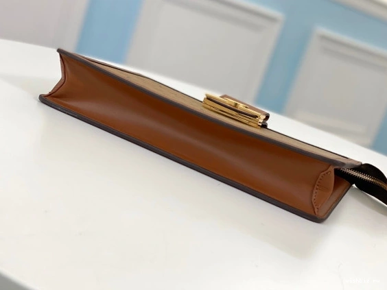 WIS VUITTON LOUIS CHANELUTCH 0823